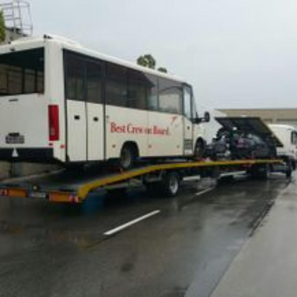 Bus wird von der T1 ABW Abschleppdienst GmbH abgeschleppt